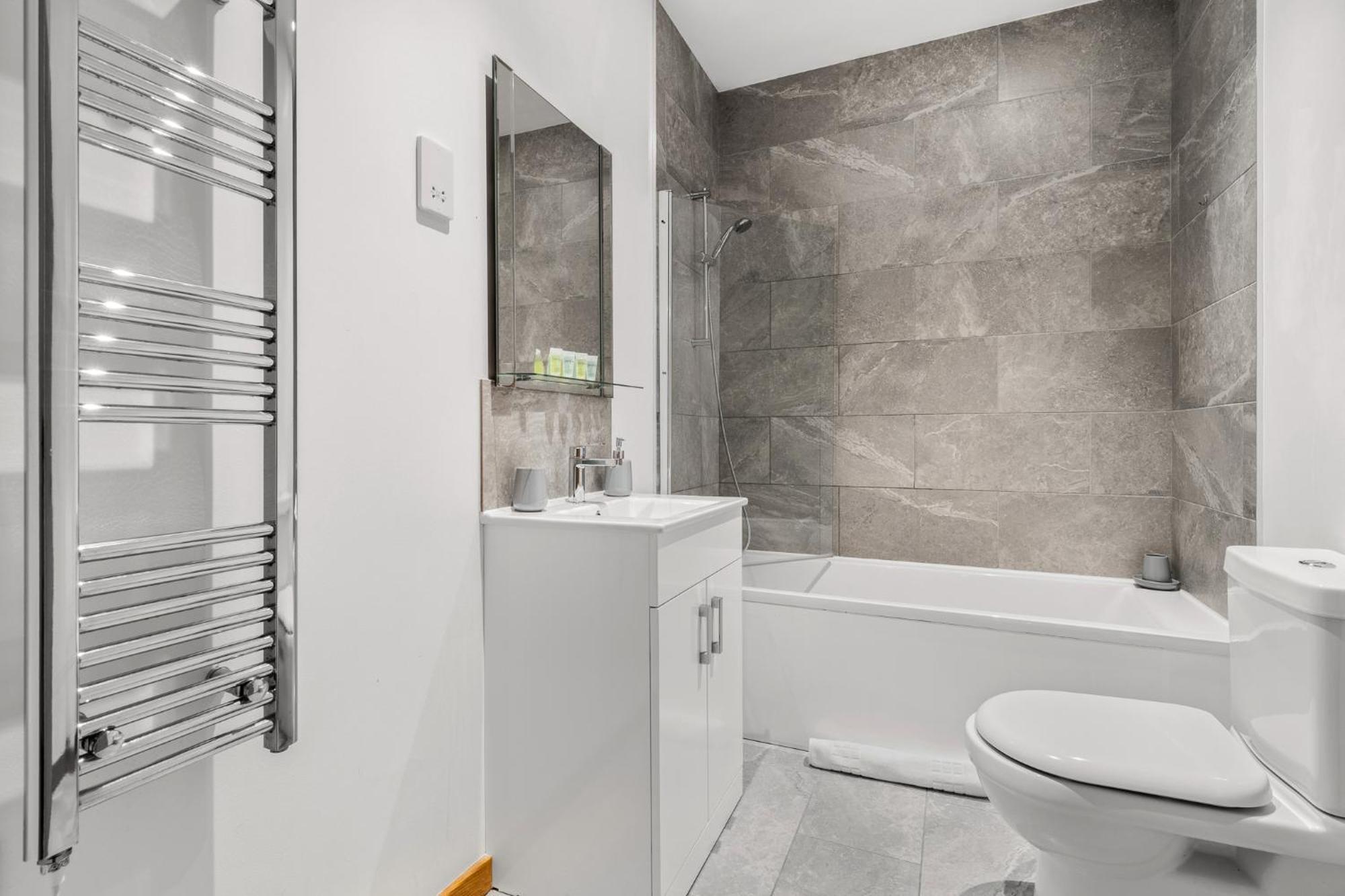Comfortable Modern In Swindon, Free Parking Sleeps Up To 5 *