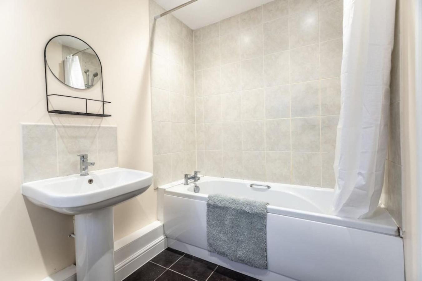 Casa de férias Deacon Street-3 Bedroom, Sleeps 7, Long Disc, Parking Swindon