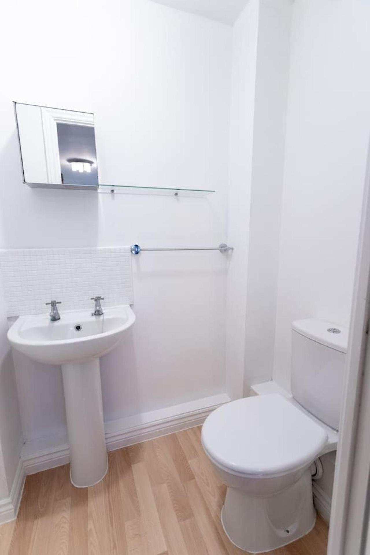 Apartment Florey Court, Long Disc, Sleeps 6 In 2 Bedrooms, Parking