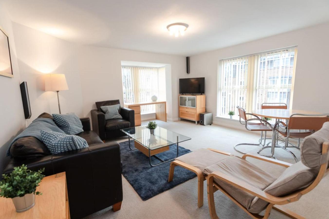 Florey Court, Long Disc, Sleeps 6 In 2 Bedrooms, Parking Apartment *
