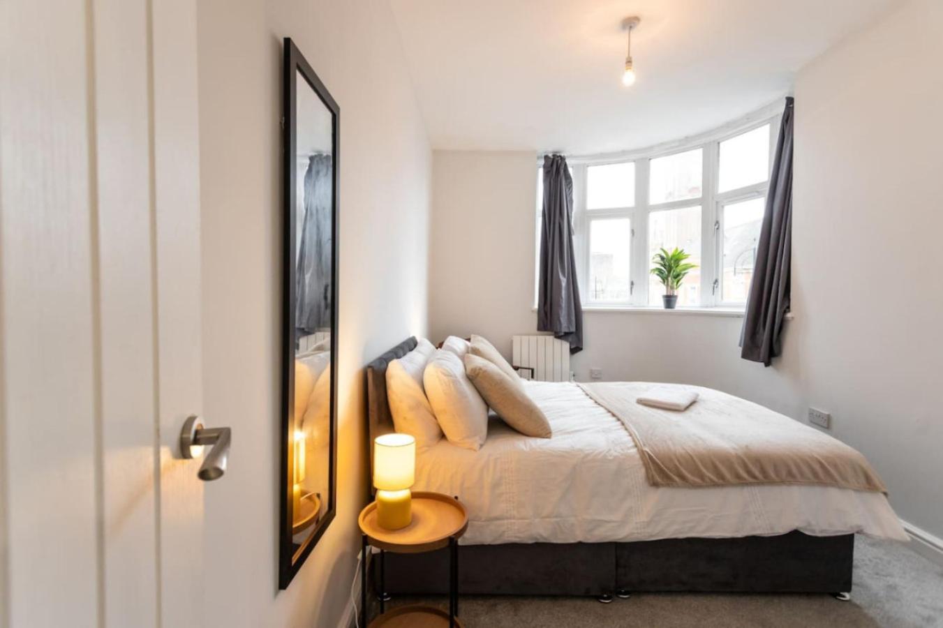 Flat B Commercial Road, 3 Bedrooms, Sleeps 5, Located In Town Centre Swindon
