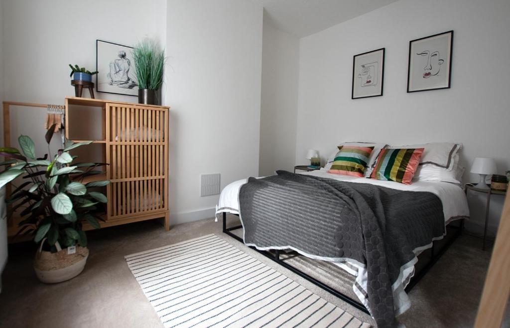 Homely With Free Parking Apartment Swindon