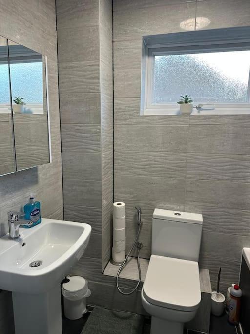 Indulgent Cozy 2 Bedroom Apartamento Swindon