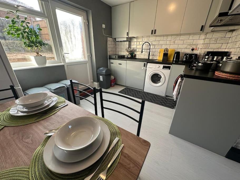 Indulgent Cozy 2 Bedroom Swindon