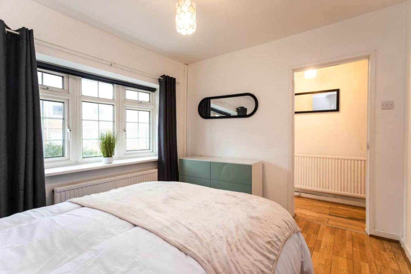 Road, Long Disc, Parking, Sleeps 7, 3 Bedrooms Holiday home