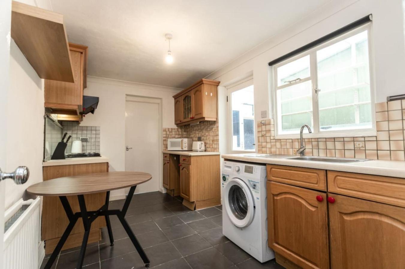 Road, Long Disc, Parking, Sleeps 7, 3 Bedrooms *