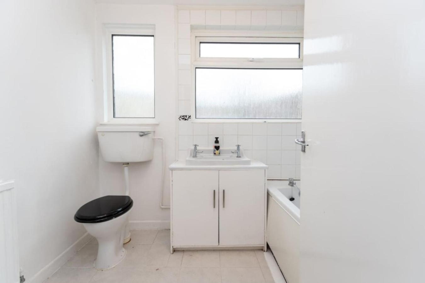 Holiday home Road, Long Disc, Parking, Sleeps 7, 3 Bedrooms Swindon