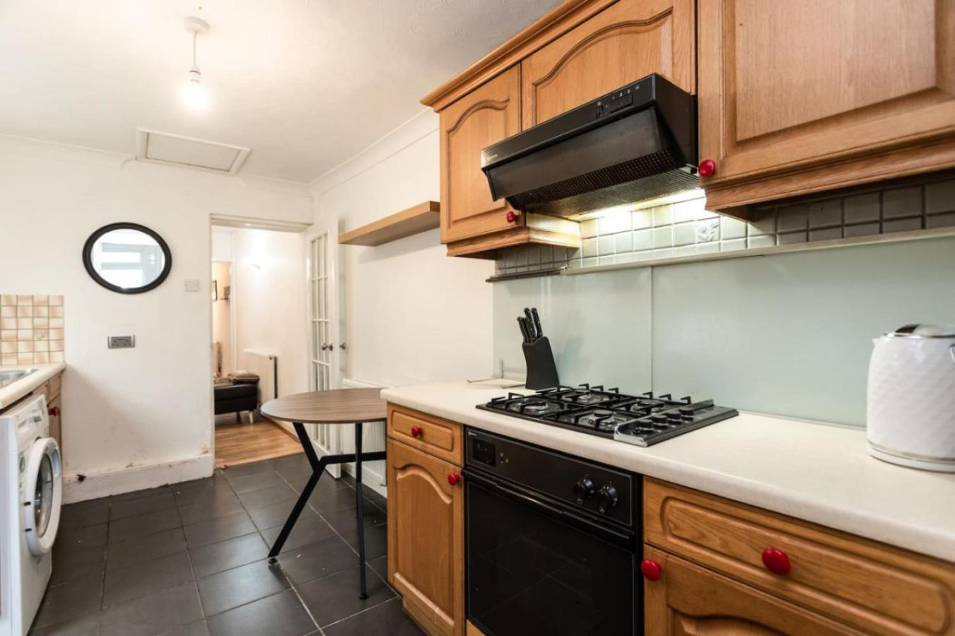 Road, Long Disc, Parking, Sleeps 7, 3 Bedrooms *