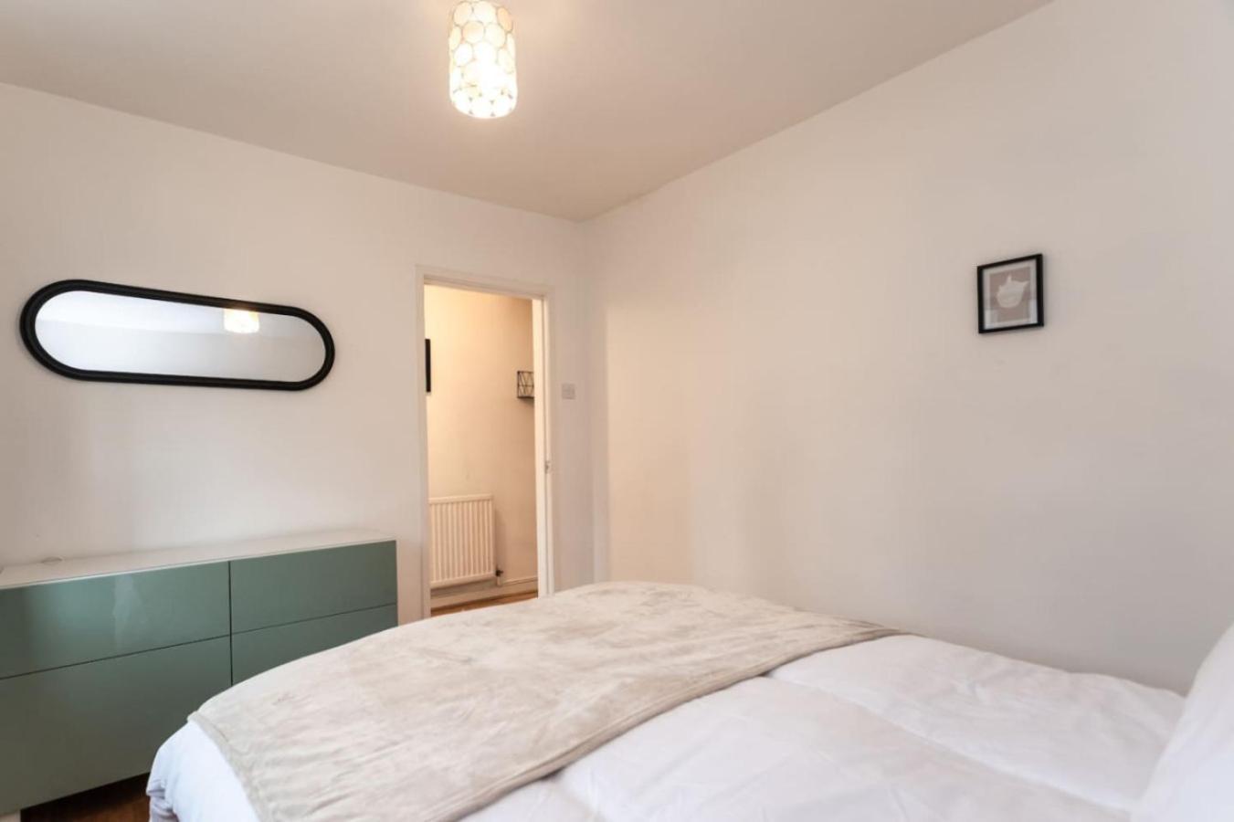 Road, Long Disc, Parking, Sleeps 7, 3 Bedrooms