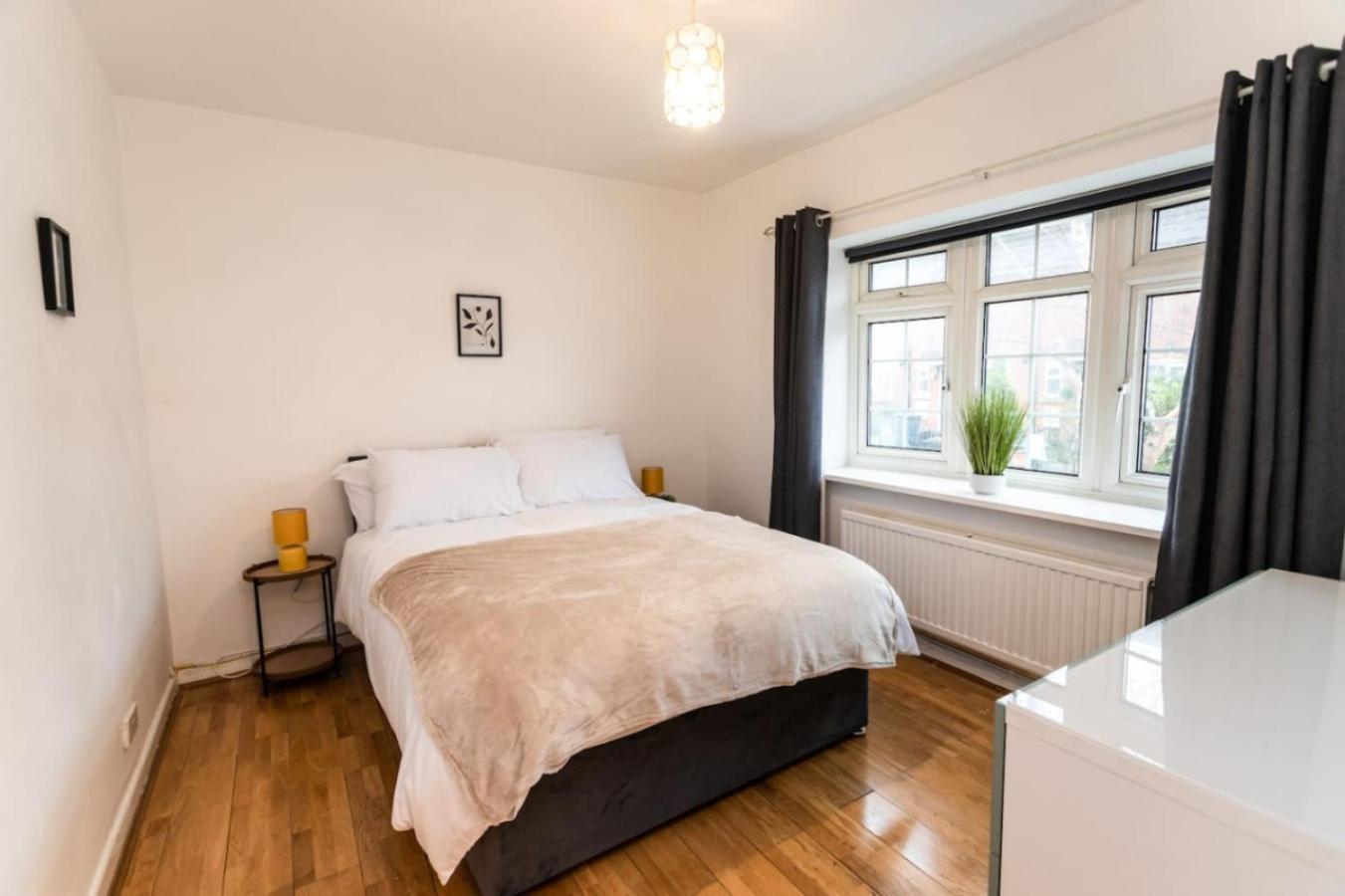 Road, Long Disc, Parking, Sleeps 7, 3 Bedrooms Holiday home *