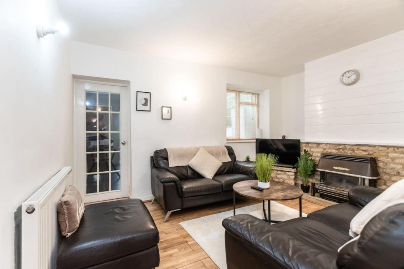 Road, Long Disc, Parking, Sleeps 7, 3 Bedrooms Holiday home Swindon