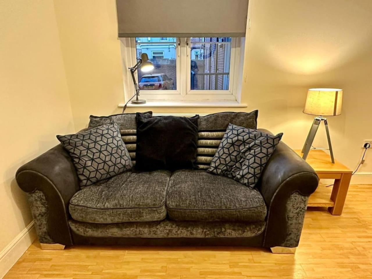 Apartment 17 Fwc 2 Bedroom Apartment, Swindon, Secure Parking, Sleeps 5 Swindon