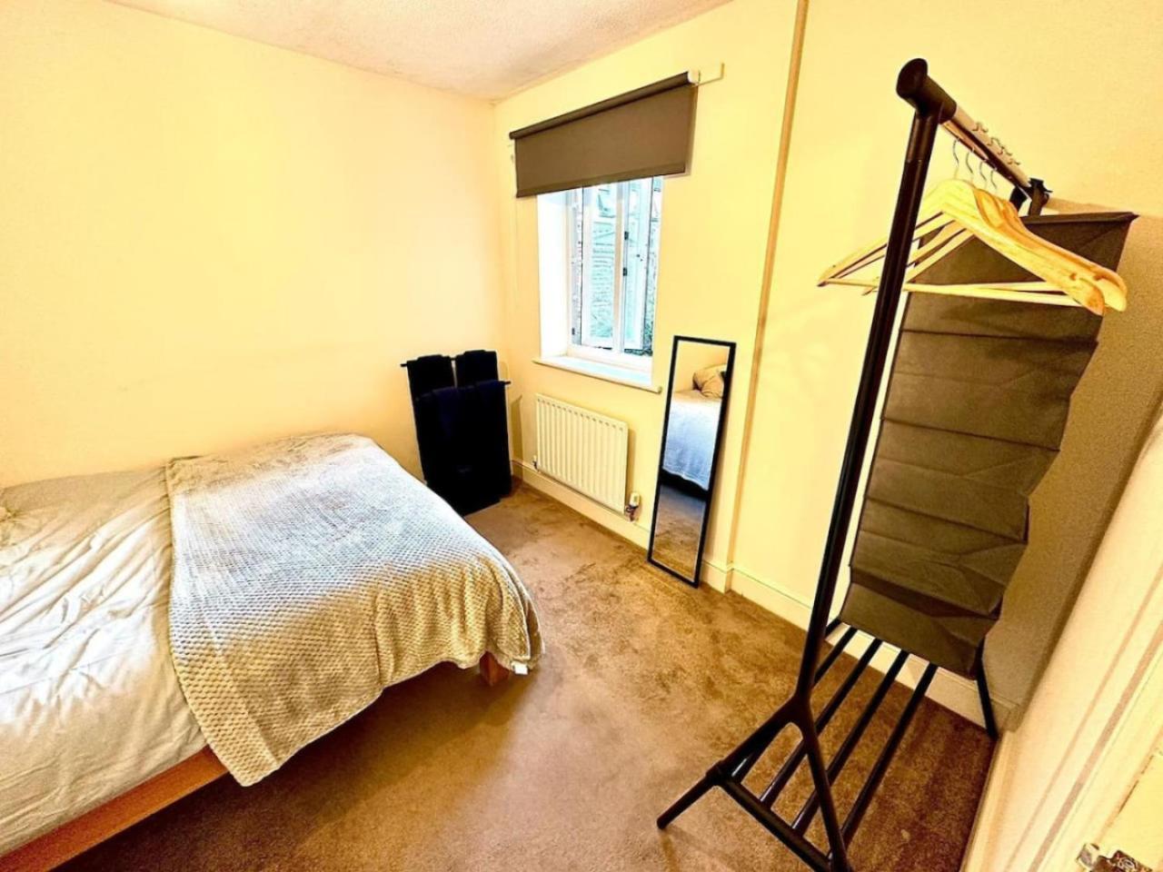 17 Fwc 2 Bedroom Apartment, Swindon, Secure Parking, Sleeps 5 *