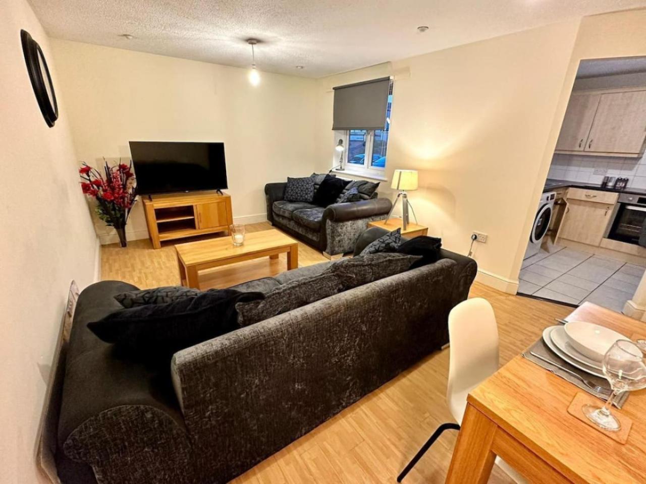 17 Fwc 2 Bedroom Apartment, Swindon, Secure Parking, Sleeps 5 * Swindon
