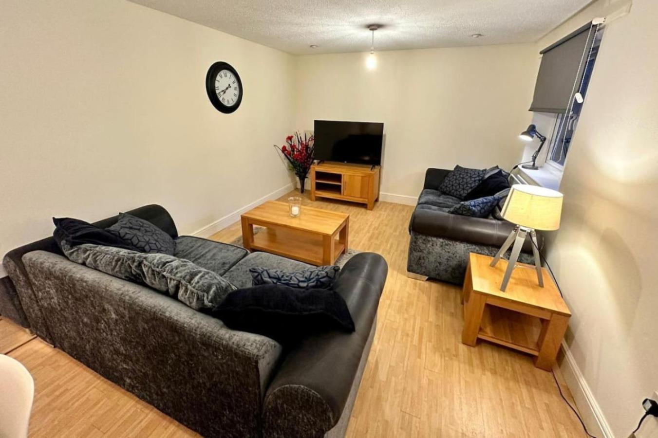 Apartment 17 Fwc 2 Bedroom Apartment, Swindon, Secure Parking, Sleeps 5