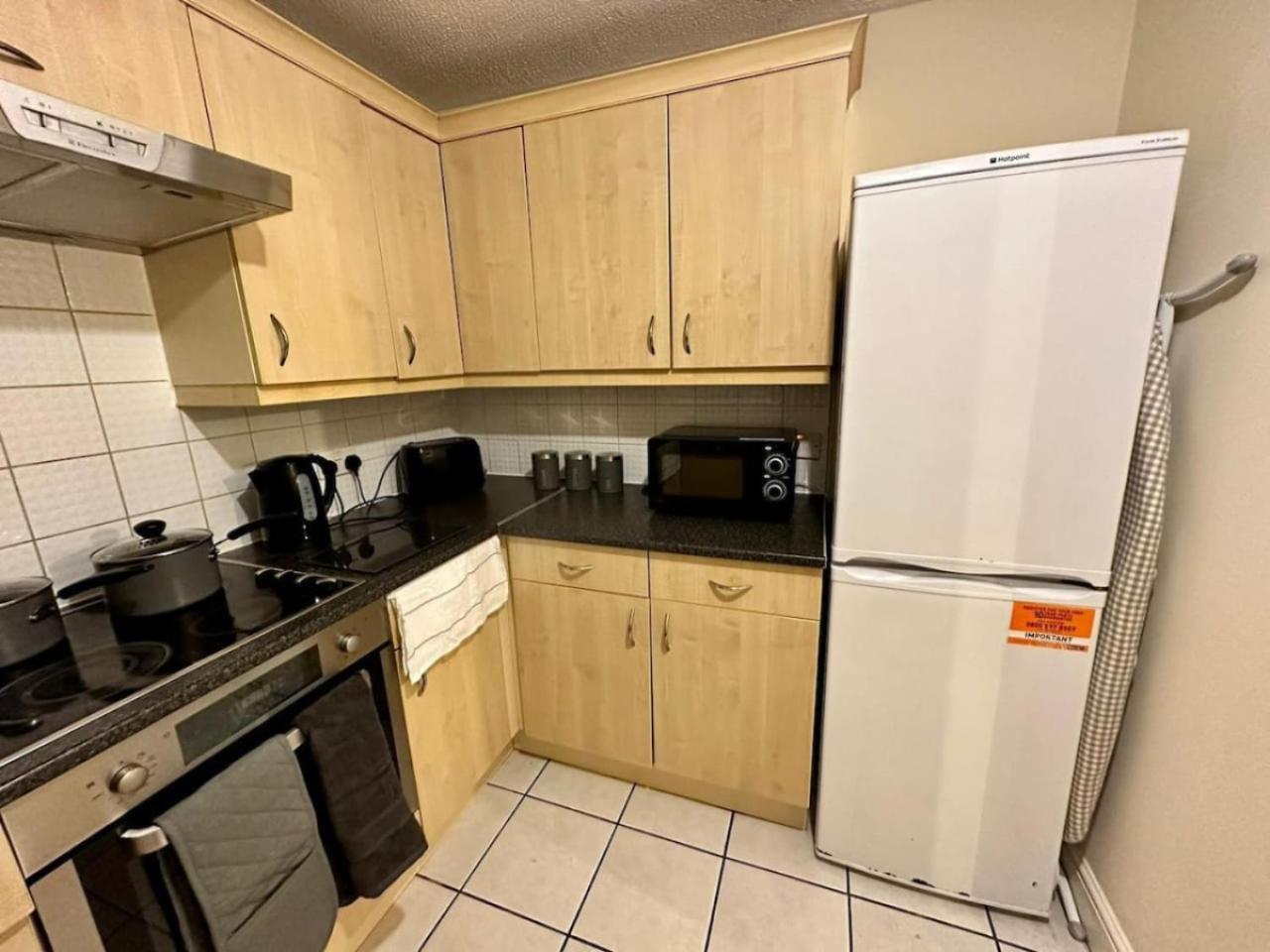 Apartment 17 Fwc 2 Bedroom Apartment, Swindon, Secure Parking, Sleeps 5 Swindon