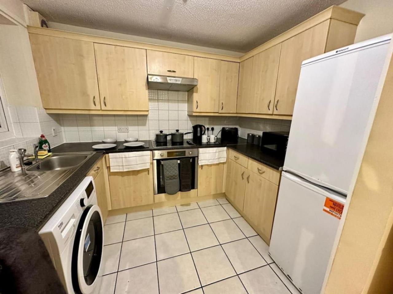 17 Fwc 2 Bedroom Apartment, Swindon, Secure Parking, Sleeps 5 *