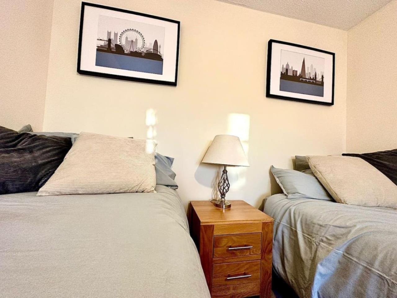 17 Fwc 2 Bedroom Apartment, Swindon, Secure Parking, Sleeps 5 Apartment Swindon