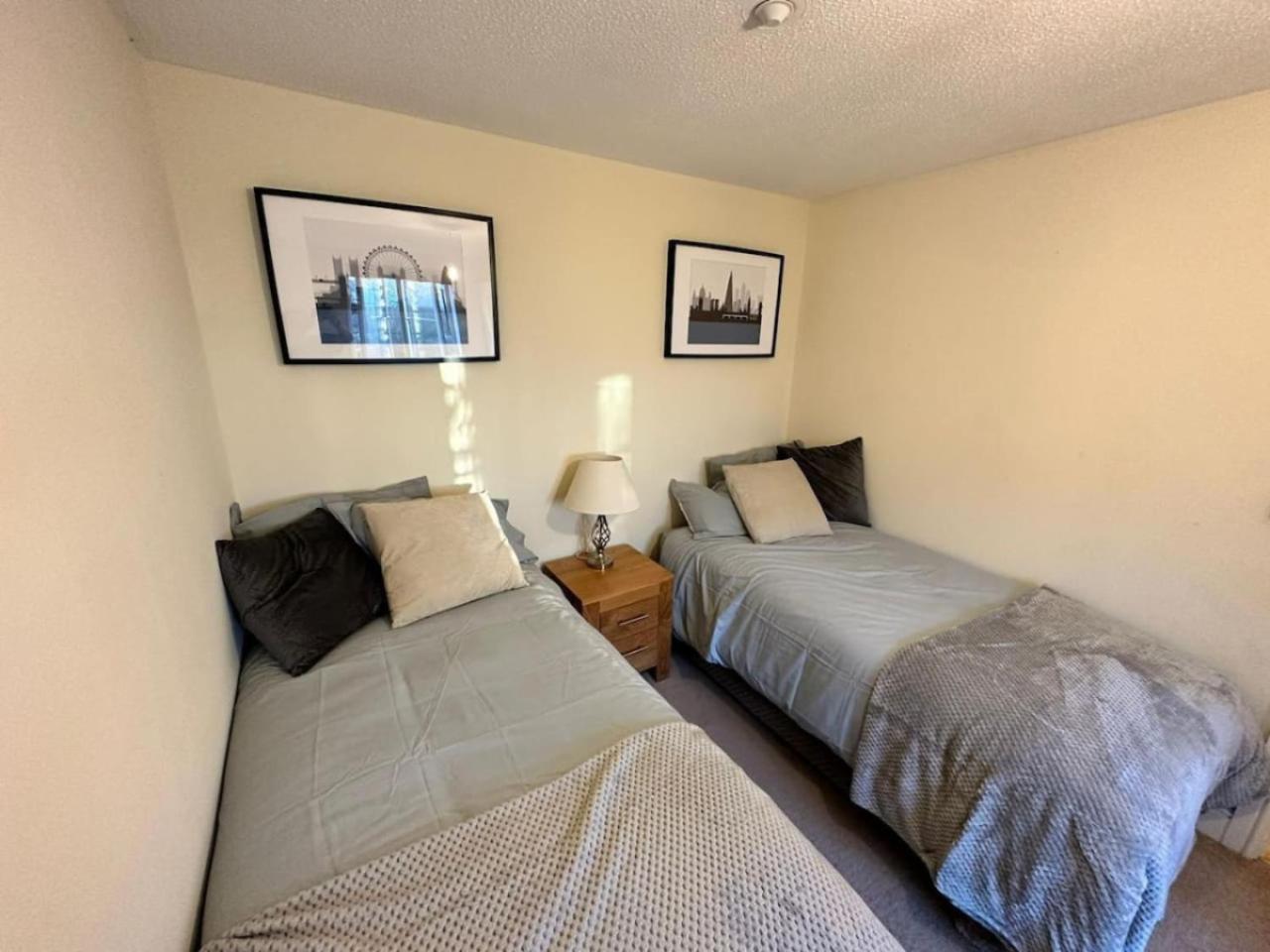 17 Fwc 2 Bedroom Apartment, Swindon, Secure Parking, Sleeps 5 *