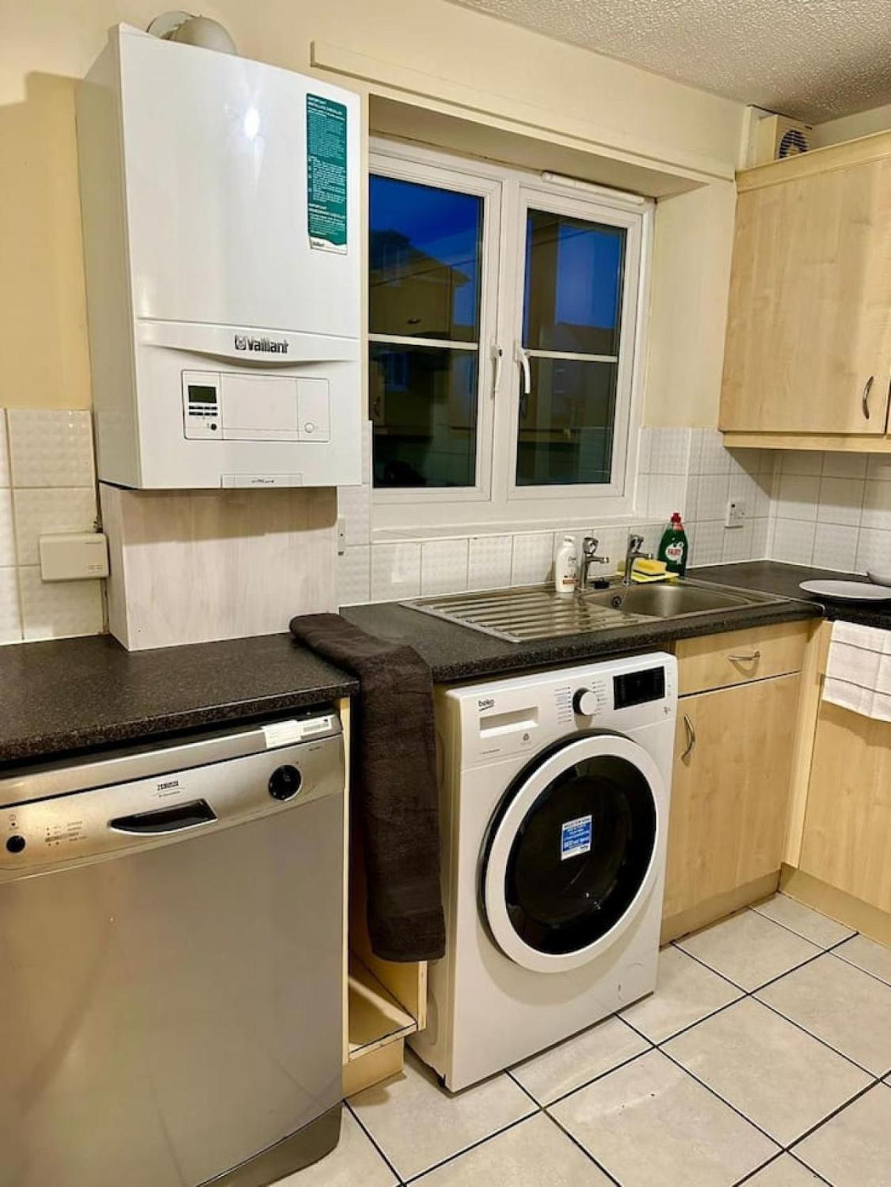 17 Fwc 2 Bedroom Apartment, Swindon, Secure Parking, Sleeps 5 Apartment