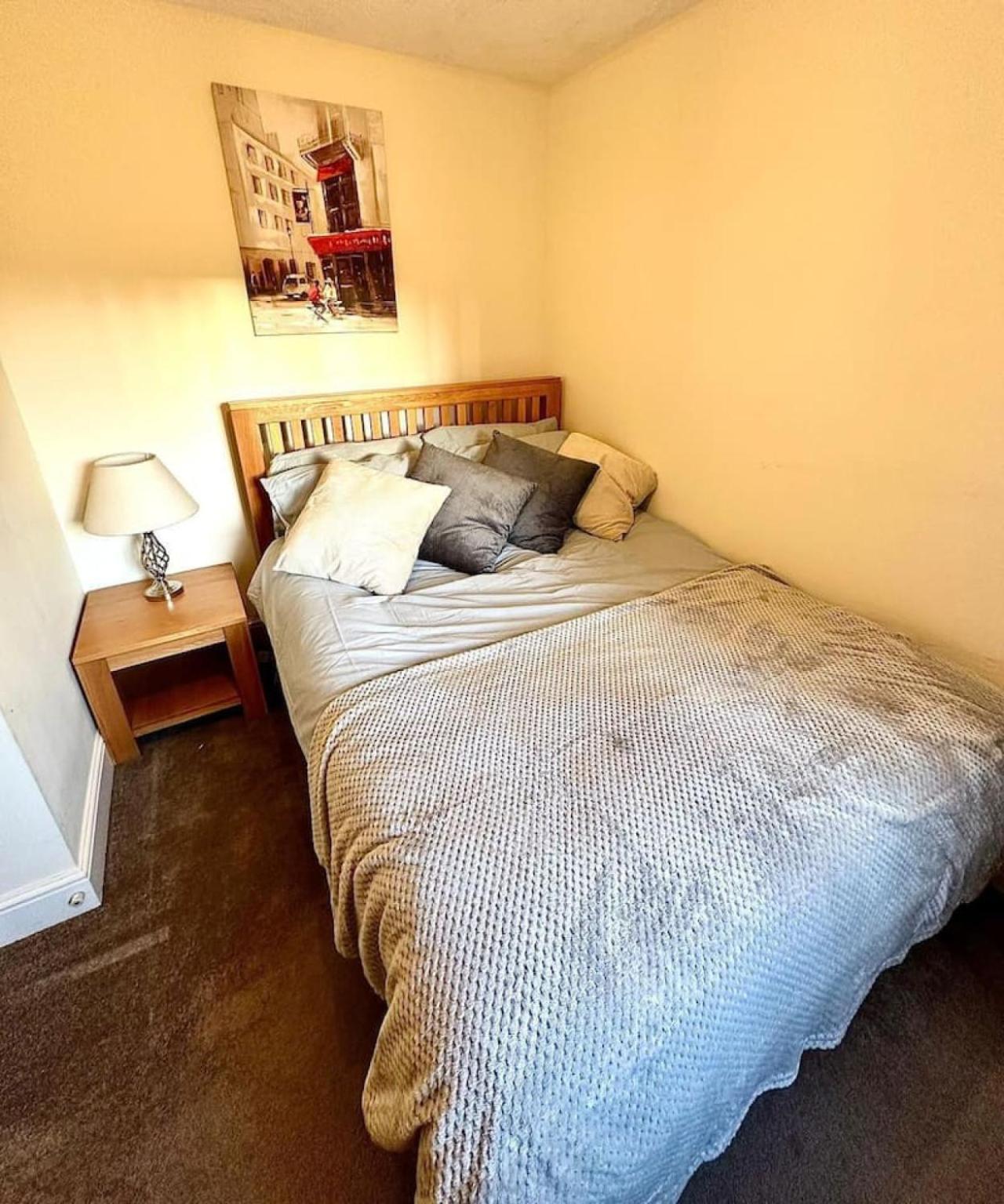 Apartment 17 Fwc 2 Bedroom Apartment, Swindon, Secure Parking, Sleeps 5 Swindon