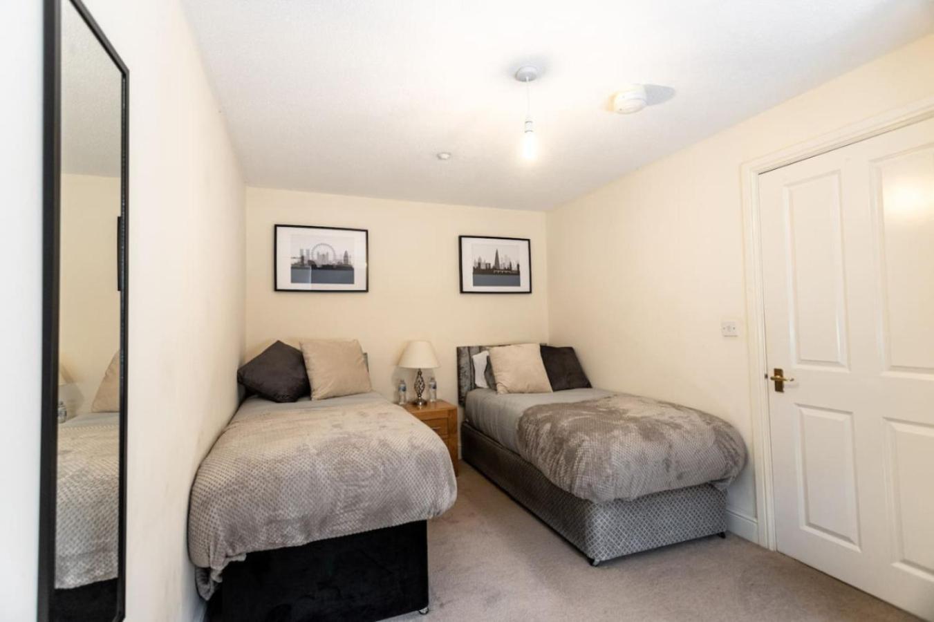 12fwc, 2 Bedroom Apartment, Sleeps 4, Free Parking, Town Centre Location Apartment *