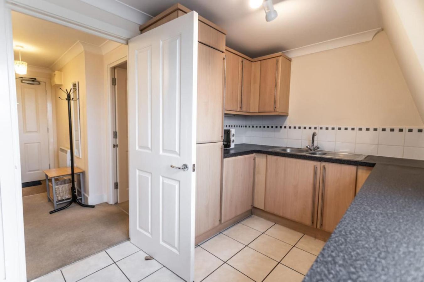 12 Bradford Old Town Swindon, 2 Bedroom, Sleeps 5, Free Secure Parking, Wifi, Long Disc