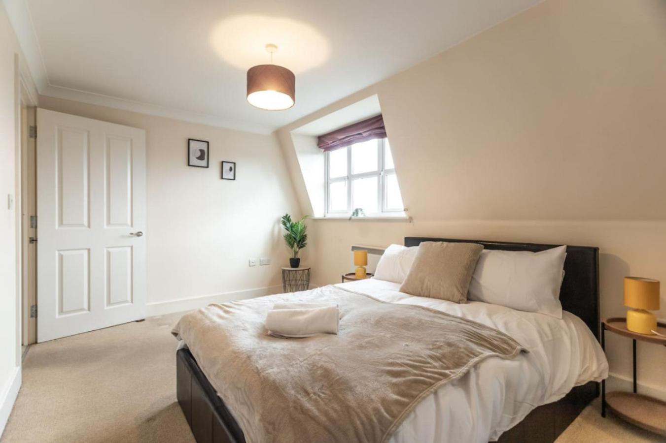 12 Bradford Old Town Swindon, 2 Bedroom, Sleeps 5, Free Secure Parking, Wifi, Long Disc Apartment