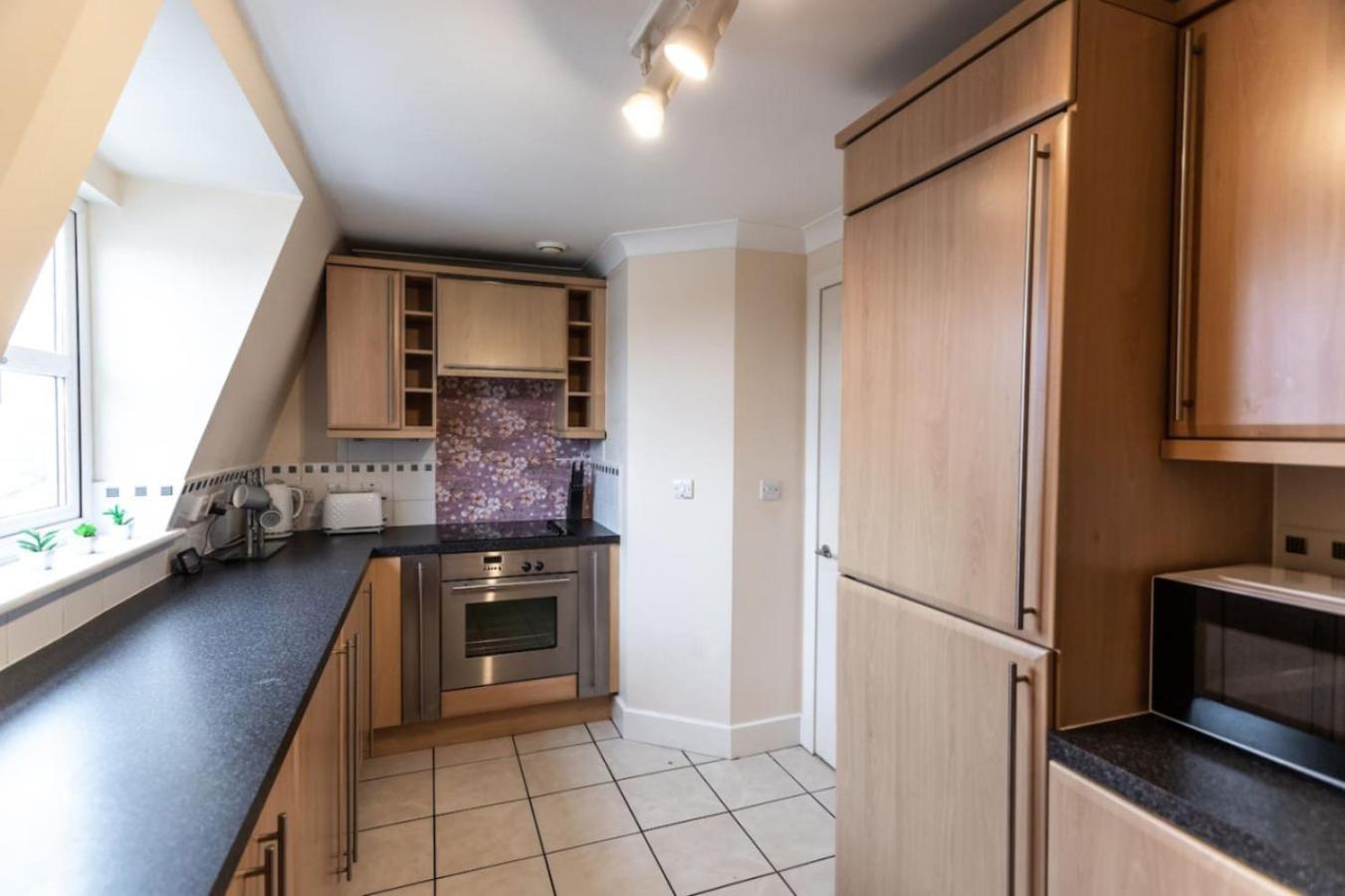 Apartment 12 Bradford Old Town Swindon, 2 Bedroom, Sleeps 5, Free Secure Parking, Wifi, Long Disc