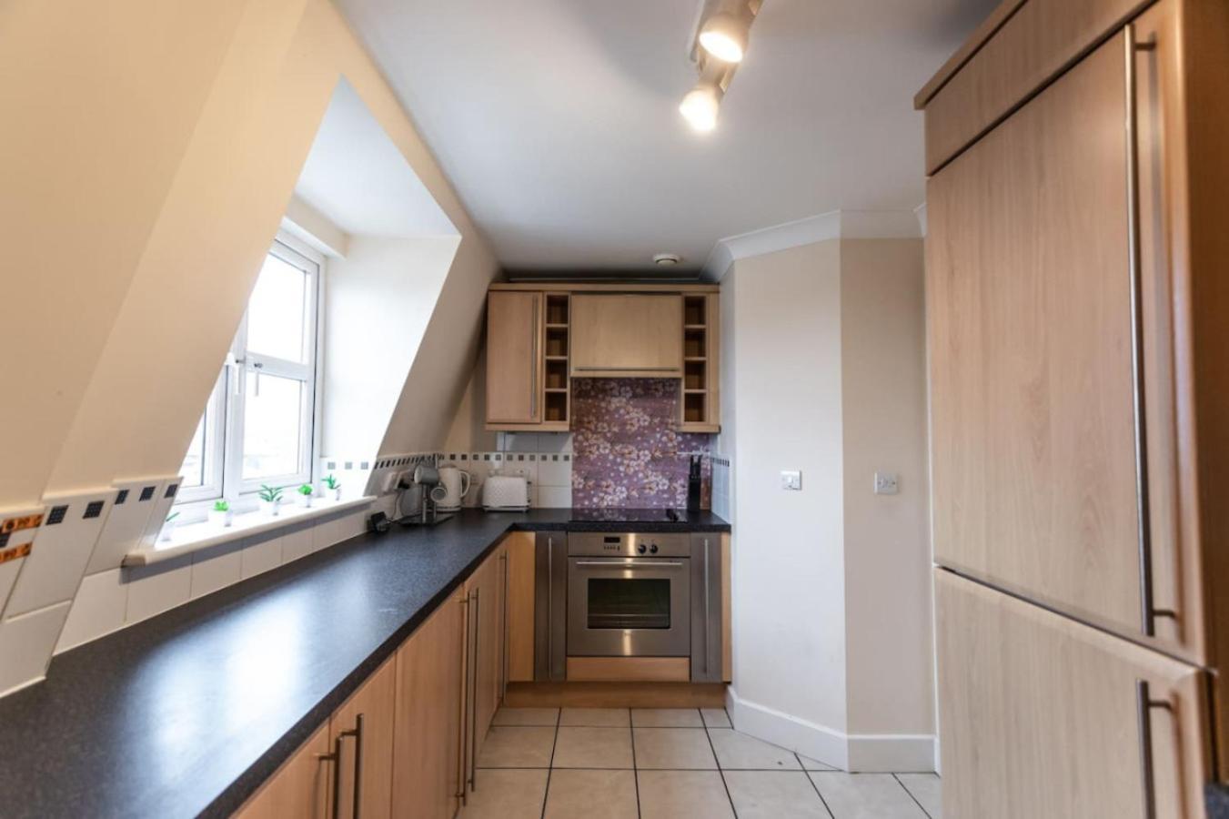 Apartment 12 Bradford Old Town Swindon, 2 Bedroom, Sleeps 5, Free Secure Parking, Wifi, Long Disc Swindon