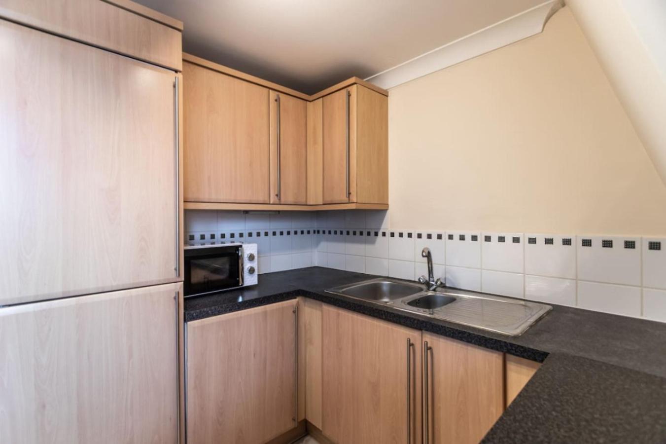 12 Bradford Old Town Swindon, 2 Bedroom, Sleeps 5, Free Secure Parking, Wifi, Long Disc * Swindon