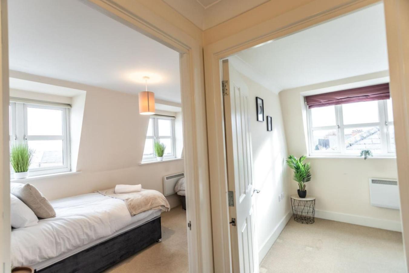 12 Bradford Old Town Swindon, 2 Bedroom, Sleeps 5, Free Secure Parking, Wifi, Long Disc