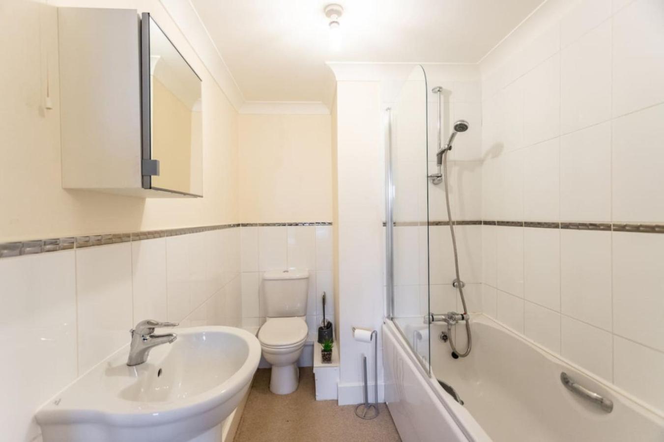 12 Bradford Old Town Swindon, 2 Bedroom, Sleeps 5, Free Secure Parking, Wifi, Long Disc *