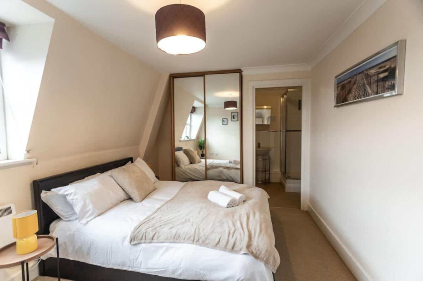 12 Bradford Old Town Swindon, 2 Bedroom, Sleeps 5, Free Secure Parking, Wifi, Long Disc Apartment Swindon