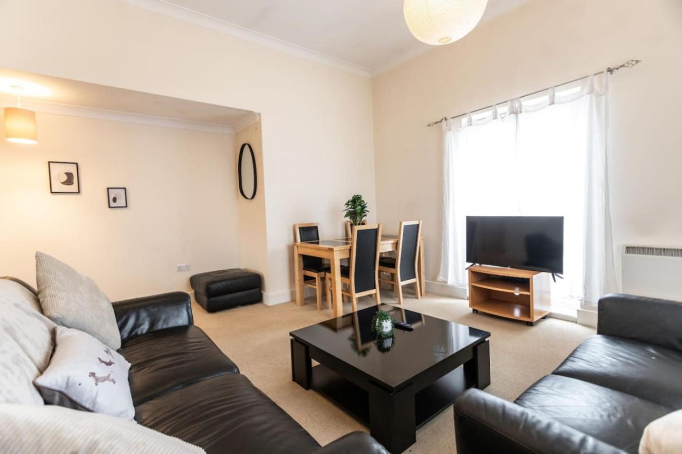 12 Bradford Old Town Swindon, 2 Bedroom, Sleeps 5, Free Secure Parking, Wifi, Long Disc Apartment