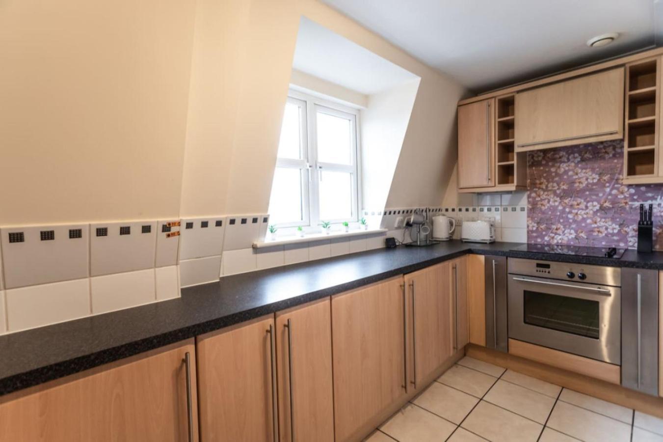 Apartment 12 Bradford Old Town Swindon, 2 Bedroom, Sleeps 5, Free Secure Parking, Wifi, Long Disc