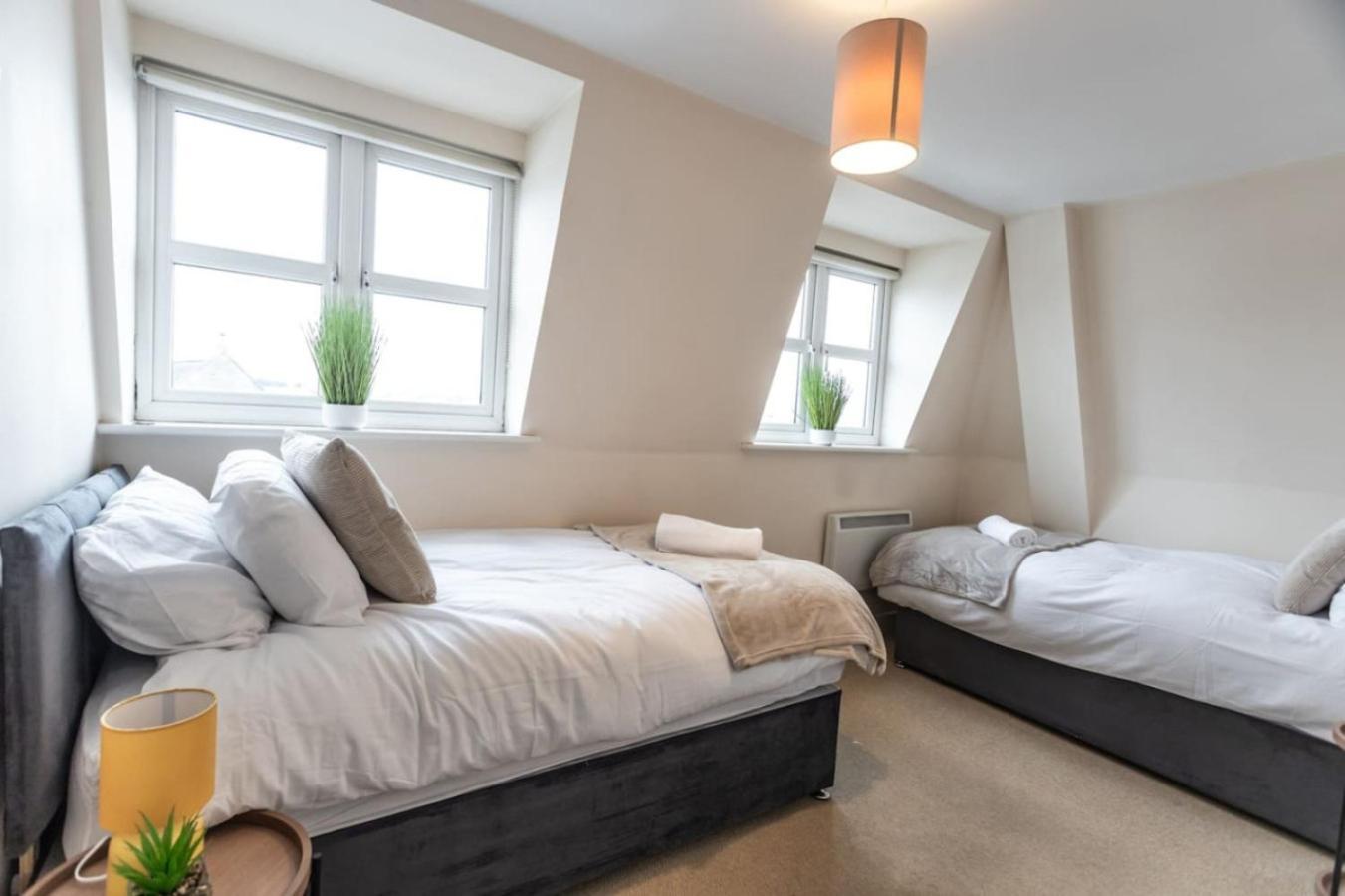 12 Bradford Old Town Swindon, 2 Bedroom, Sleeps 5, Free Secure Parking, Wifi, Long Disc *