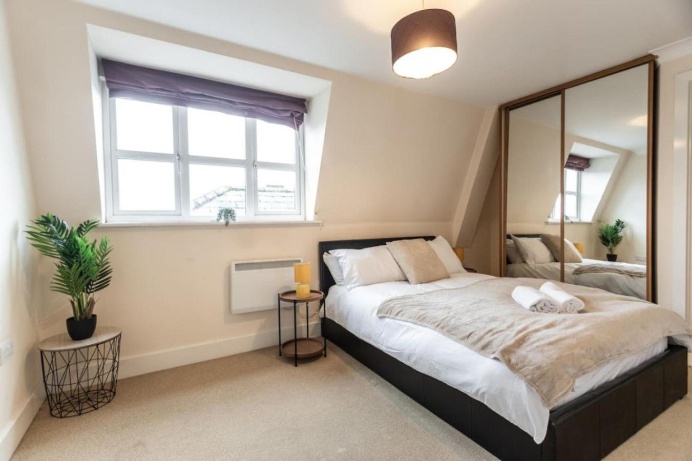 12 Bradford Old Town Swindon, 2 Bedroom, Sleeps 5, Free Secure Parking, Wifi, Long Disc