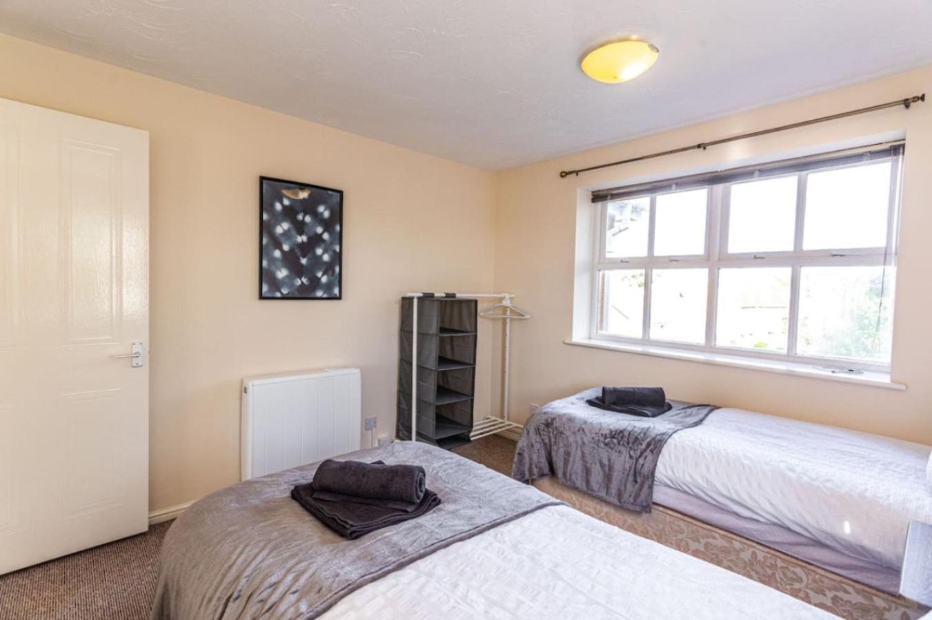 Thorley In North Swindon, Sleeps 4 In 2 Bedrooms, Long Disc, Parking Swindon