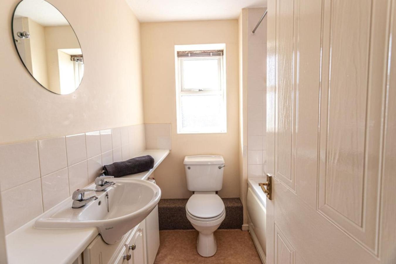 Thorley In North Swindon, Sleeps 4 In 2 Bedrooms, Long Disc, Parking *