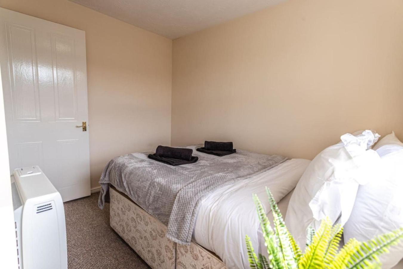 Thorley In North Swindon, Sleeps 4 In 2 Bedrooms, Long Disc, Parking
