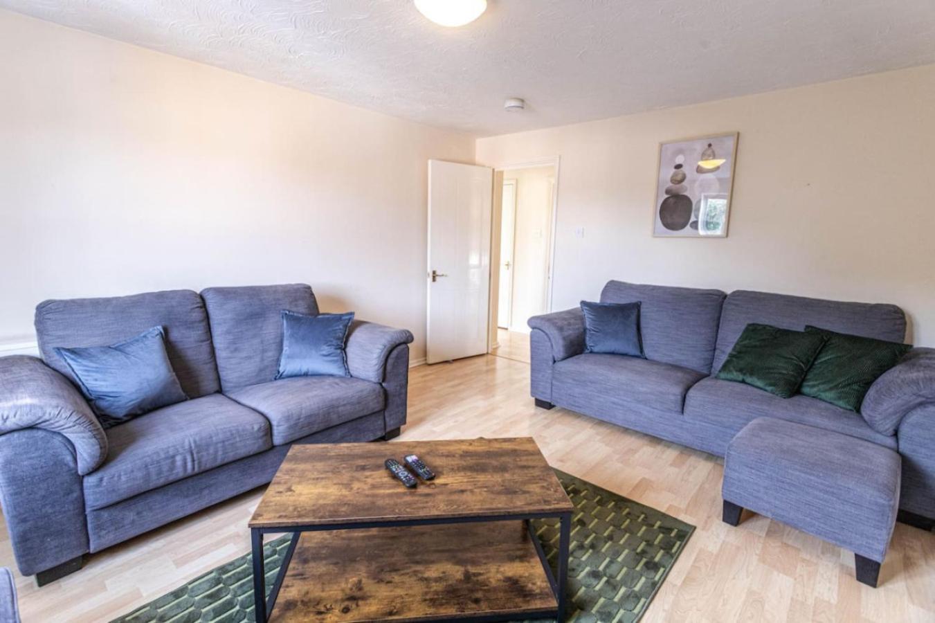Thorley In North Swindon, Sleeps 4 In 2 Bedrooms, Long Disc, Parking Apartment *