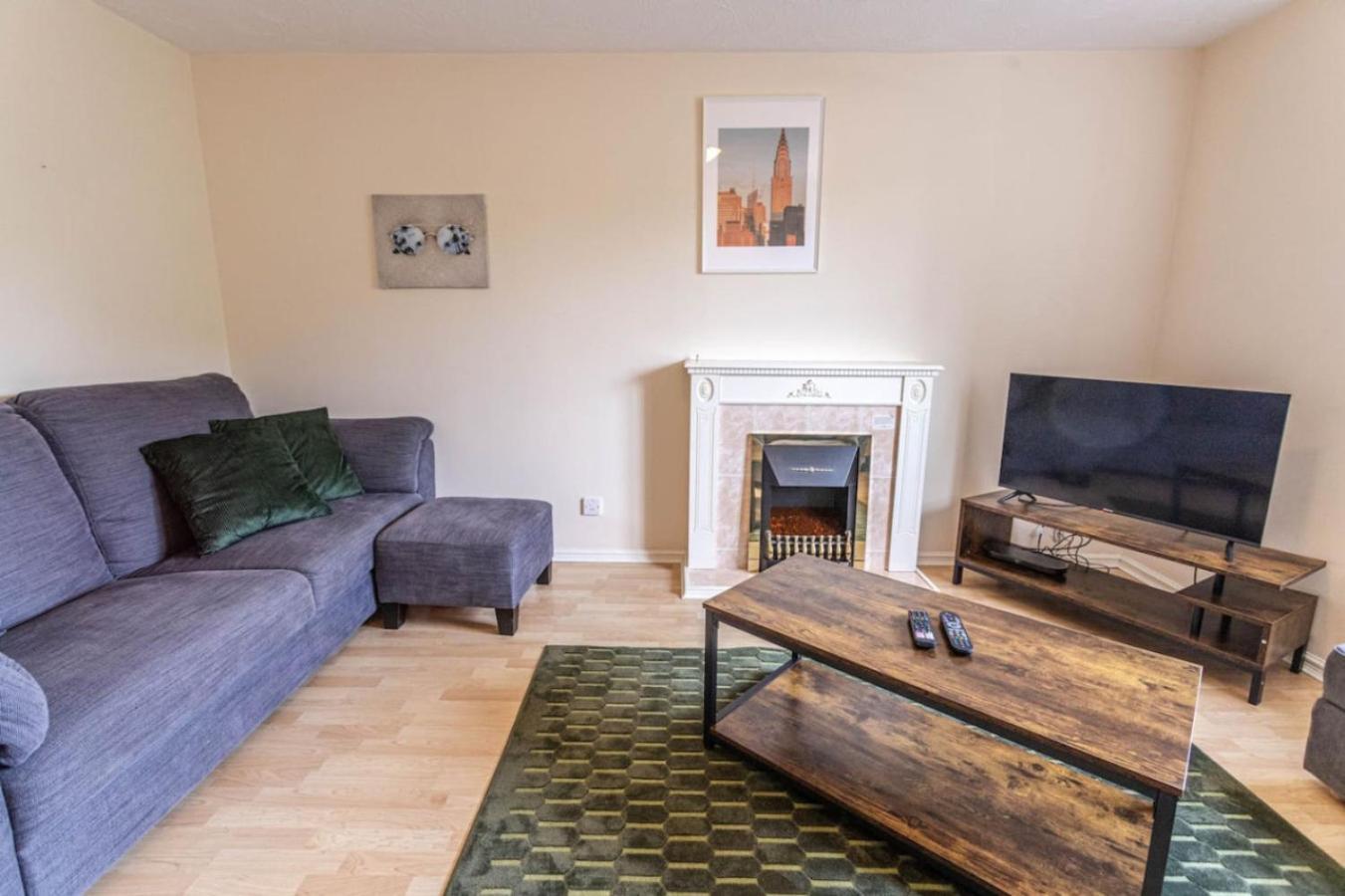 Thorley In North Swindon, Sleeps 4 In 2 Bedrooms, Long Disc, Parking Swindon