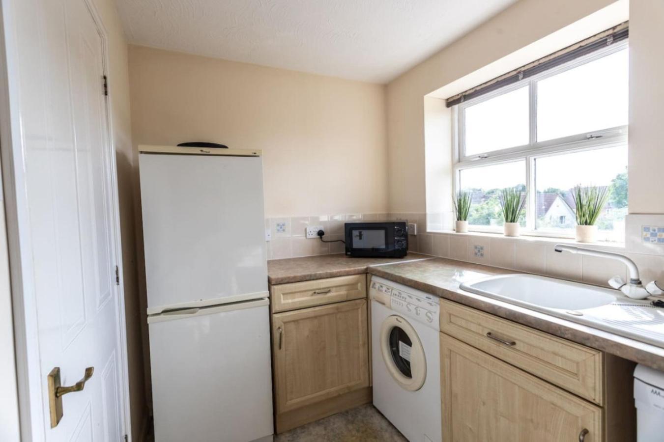 Thorley In North Swindon, Sleeps 4 In 2 Bedrooms, Long Disc, Parking * Swindon
