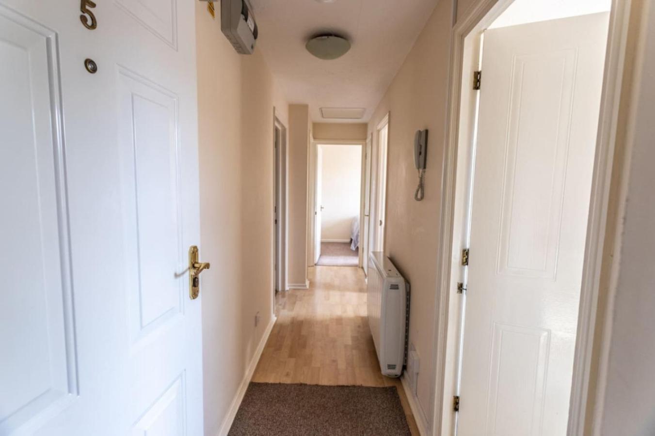 Thorley In North Swindon, Sleeps 4 In 2 Bedrooms, Long Disc, Parking Apartment *
