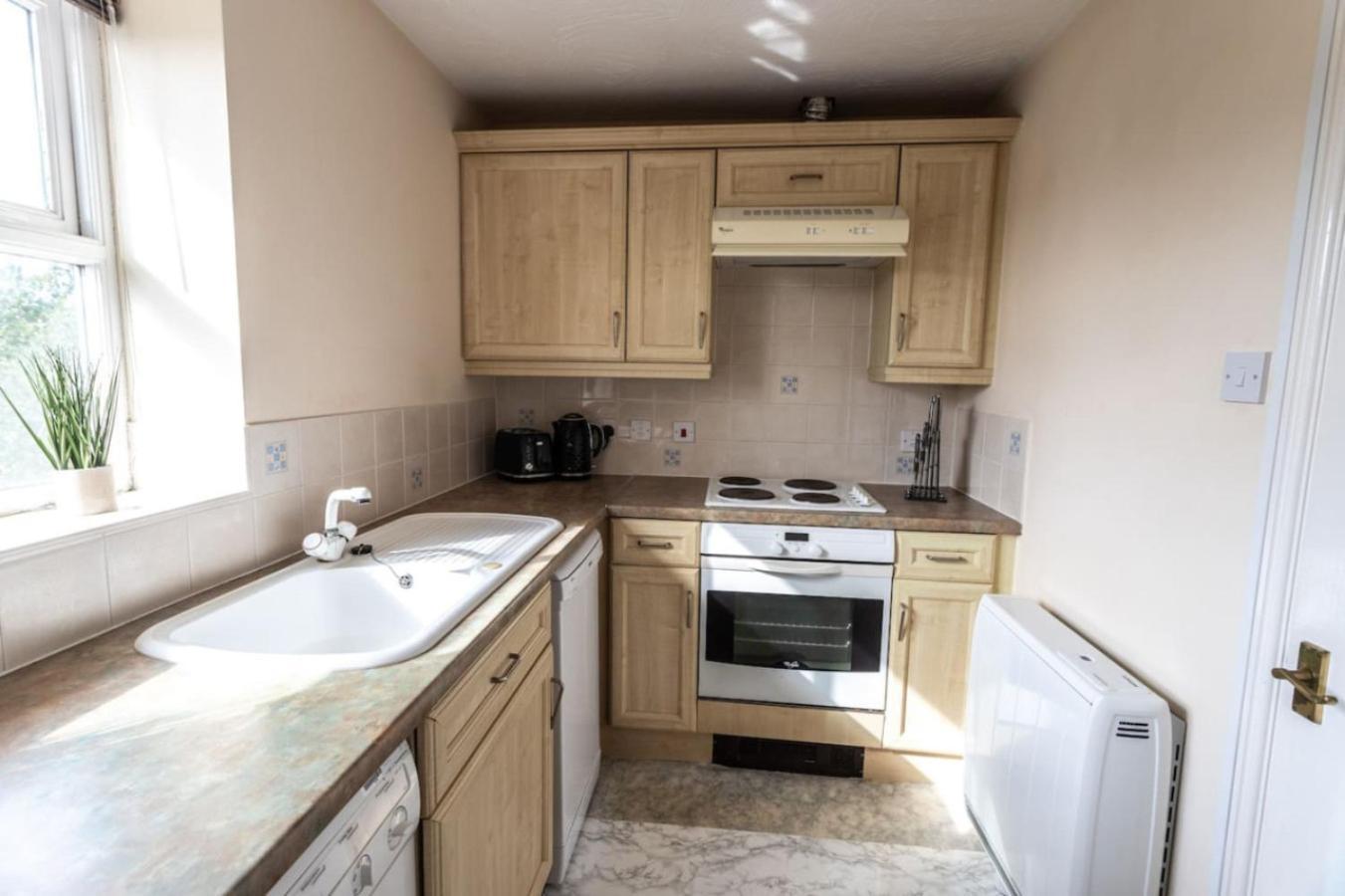 Thorley In North Swindon, Sleeps 4 In 2 Bedrooms, Long Disc, Parking Apartment Swindon