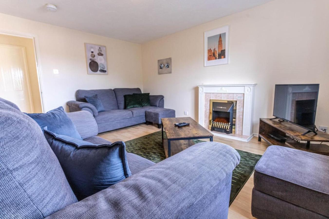 Thorley In North Swindon, Sleeps 4 In 2 Bedrooms, Long Disc, Parking *