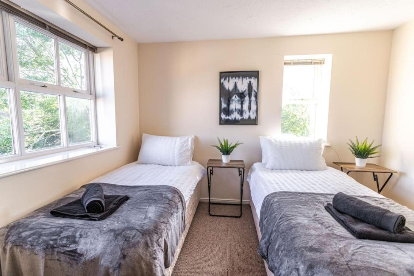 Thorley In North Swindon, Sleeps 4 In 2 Bedrooms, Long Disc, Parking Apartment *