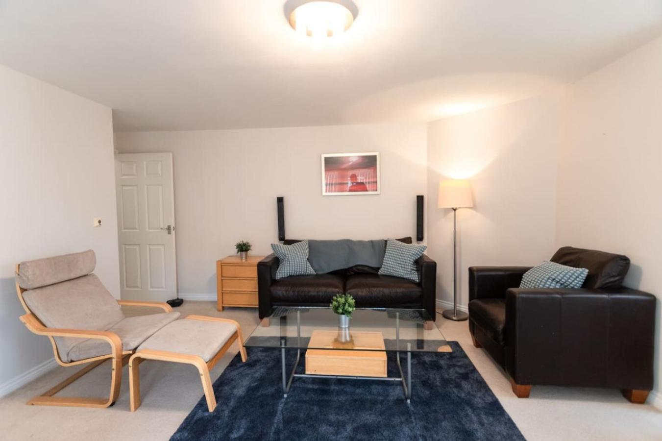 Florey Court, Long Disc, Sleeps 6 In 2 Bedrooms, Parking Apartment Swindon