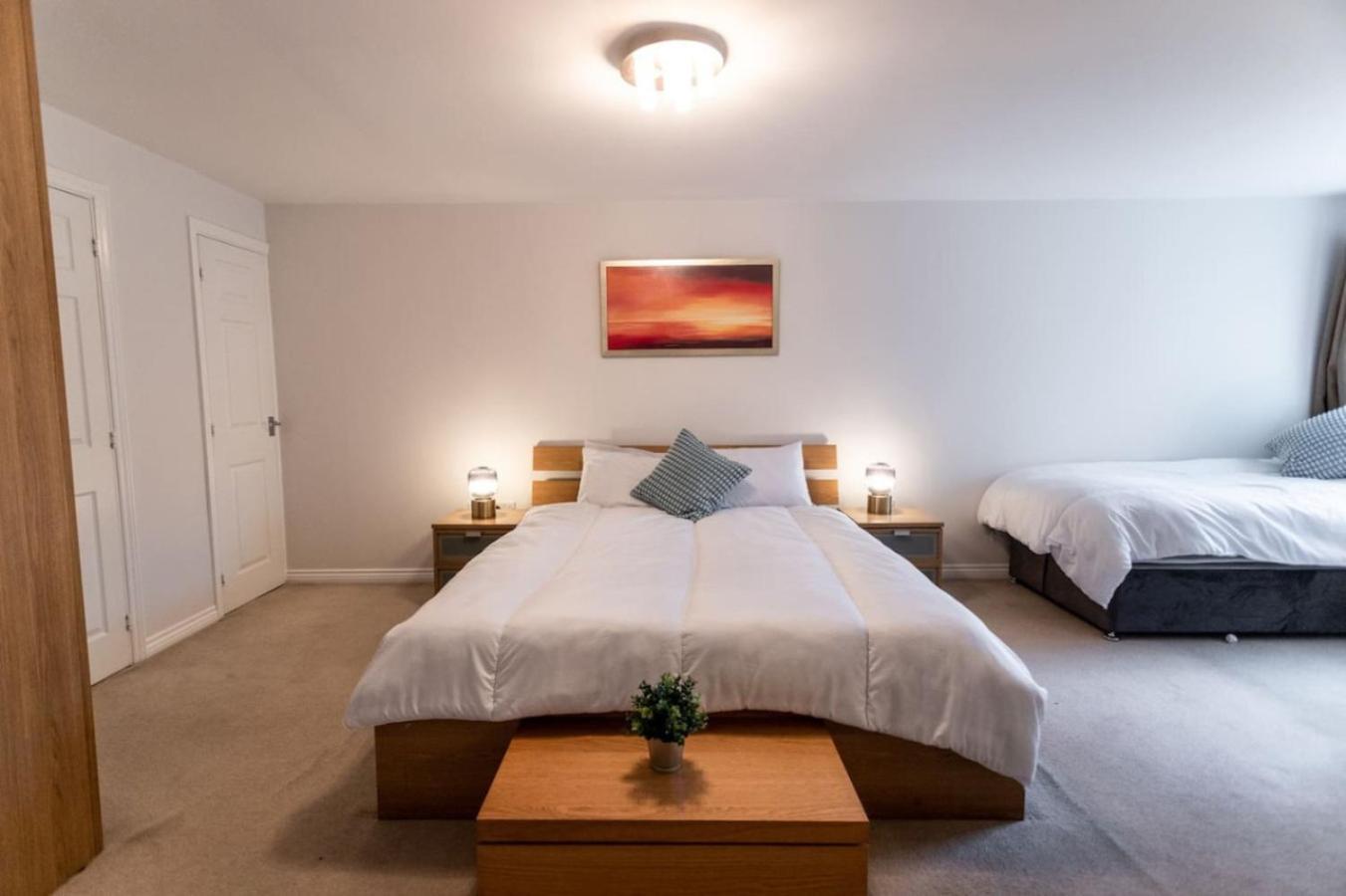 Florey Court, Long Disc, Sleeps 6 In 2 Bedrooms, Parking Swindon